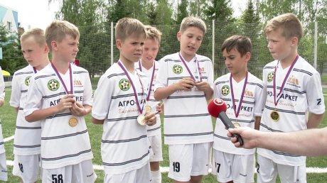 На футбольный турнир на Кубок ZemlyakoFF приехало 8 команд из разных регионов