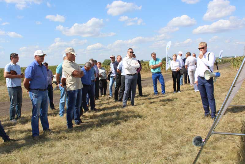 Эффективные готовые решения от «ZemlyakoFF» представили на Дне поля в Саратовской области